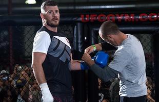 Treino aberto do UFC 199 em Torrance, Califrnia - Bisping recebe bandagem para atividade