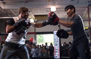 Treino aberto do UFC 199 em Torrance, Califrnia - Urijah Faber na manopla