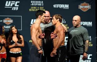 Pesagem oficial do UFC 199, na Califrnia - Encarada tensa entre Dominick Cruz e Urijah Faber