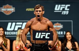 Pesagem oficial do UFC 199, na Califrnia - Urijah Faber vibra e faz pose ao bater o peso