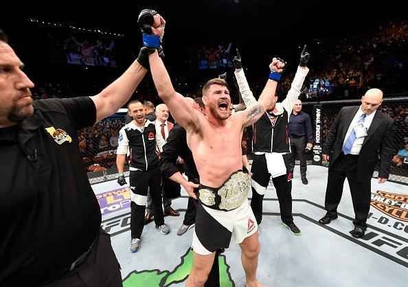 Considerado azaro na luta principal do UFC 199, em Los Angeles, Michael Bisping surpreende Luke Rockhold e conquista o cinturo do peso mdio, com nocaute arrasador no primeiro round 