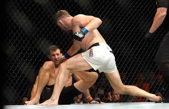 Considerado azaro na luta principal do UFC 199, em Los Angeles, Michael Bisping surpreende Luke Rockhold e conquista o cinturo do peso mdio, com nocaute arrasador no primeiro round 