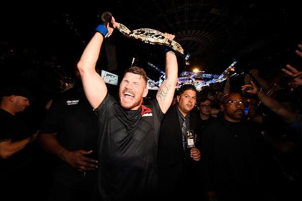 Considerado azaro na luta principal do UFC 199, em Los Angeles, Michael Bisping surpreende Luke Rockhold e conquista o cinturo do peso mdio, com nocaute arrasador no primeiro round 