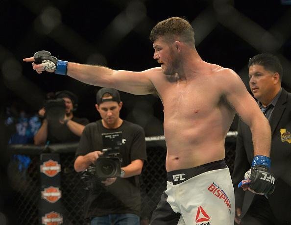 Considerado azaro na luta principal do UFC 199, em Los Angeles, Michael Bisping surpreende Luke Rockhold e conquista o cinturo do peso mdio, com nocaute arrasador no primeiro round 