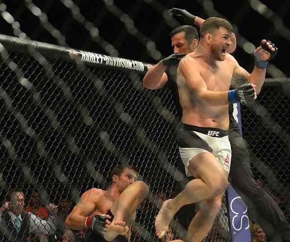 Considerado azaro na luta principal do UFC 199, em Los Angeles, Michael Bisping surpreende Luke Rockhold e conquista o cinturo do peso mdio, com nocaute arrasador no primeiro round 