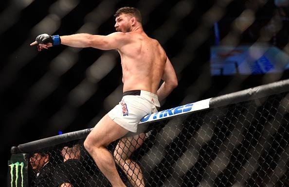 Considerado azaro na luta principal do UFC 199, em Los Angeles, Michael Bisping surpreende Luke Rockhold e conquista o cinturo do peso mdio, com nocaute arrasador no primeiro round 
