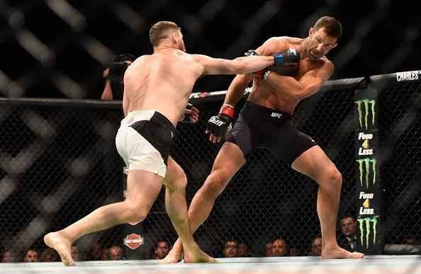 Considerado azaro na luta principal do UFC 199, em Los Angeles, Michael Bisping surpreende Luke Rockhold e conquista o cinturo do peso mdio, com nocaute arrasador no primeiro round 