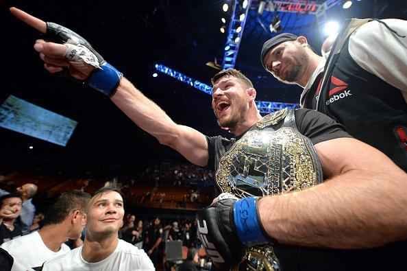 Considerado azaro na luta principal do UFC 199, em Los Angeles, Michael Bisping surpreende Luke Rockhold e conquista o cinturo do peso mdio, com nocaute arrasador no primeiro round 