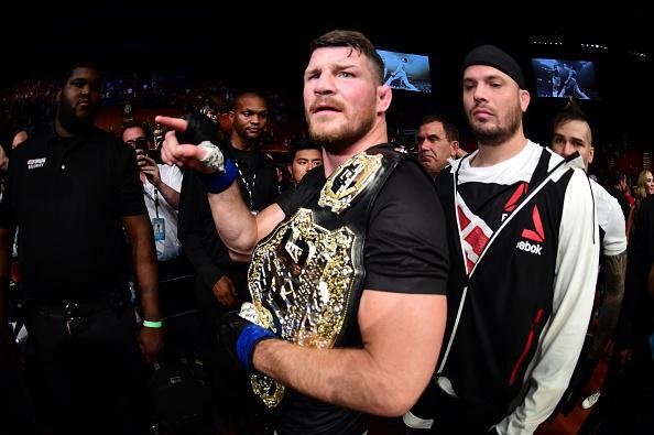 Considerado azaro na luta principal do UFC 199, em Los Angeles, Michael Bisping surpreende Luke Rockhold e conquista o cinturo do peso mdio, com nocaute arrasador no primeiro round 