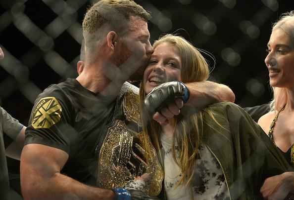Considerado azaro na luta principal do UFC 199, em Los Angeles, Michael Bisping surpreende Luke Rockhold e conquista o cinturo do peso mdio, com nocaute arrasador no primeiro round 