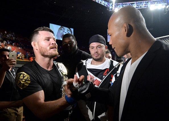 Considerado azaro na luta principal do UFC 199, em Los Angeles, Michael Bisping surpreende Luke Rockhold e conquista o cinturo do peso mdio, com nocaute arrasador no primeiro round 