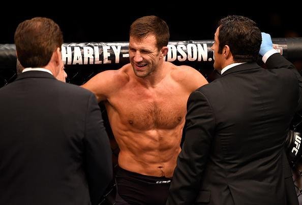 Considerado azaro na luta principal do UFC 199, em Los Angeles, Michael Bisping surpreende Luke Rockhold e conquista o cinturo do peso mdio, com nocaute arrasador no primeiro round 