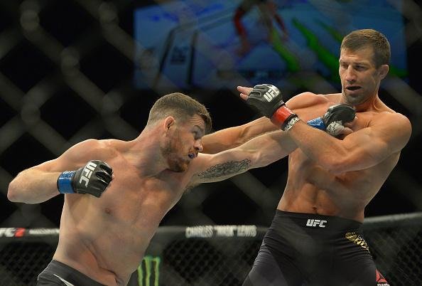 Considerado azaro na luta principal do UFC 199, em Los Angeles, Michael Bisping surpreende Luke Rockhold e conquista o cinturo do peso mdio, com nocaute arrasador no primeiro round 