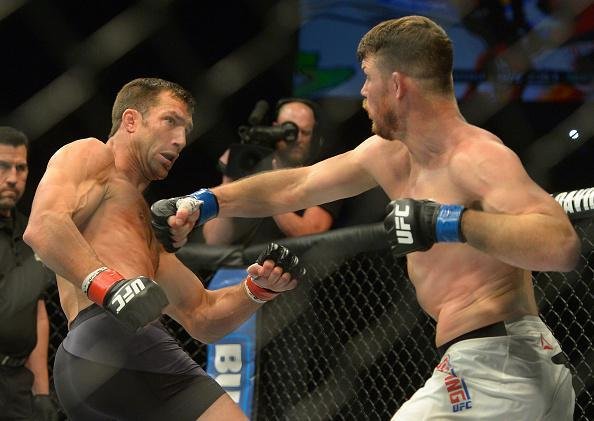 Considerado azaro na luta principal do UFC 199, em Los Angeles, Michael Bisping surpreende Luke Rockhold e conquista o cinturo do peso mdio, com nocaute arrasador no primeiro round 