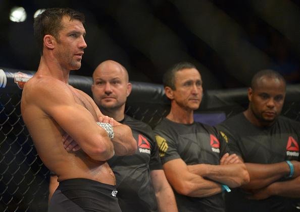 Considerado azaro na luta principal do UFC 199, em Los Angeles, Michael Bisping surpreende Luke Rockhold e conquista o cinturo do peso mdio, com nocaute arrasador no primeiro round 