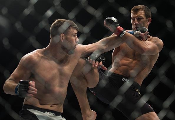 Considerado azaro na luta principal do UFC 199, em Los Angeles, Michael Bisping surpreende Luke Rockhold e conquista o cinturo do peso mdio, com nocaute arrasador no primeiro round 