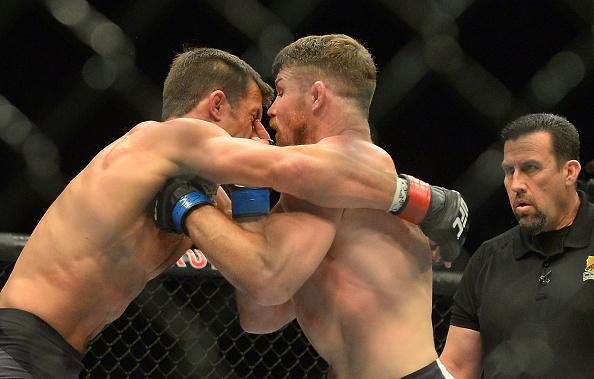 Considerado azaro na luta principal do UFC 199, em Los Angeles, Michael Bisping surpreende Luke Rockhold e conquista o cinturo do peso mdio, com nocaute arrasador no primeiro round 