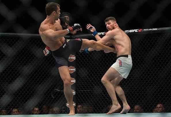 Considerado azaro na luta principal do UFC 199, em Los Angeles, Michael Bisping surpreende Luke Rockhold e conquista o cinturo do peso mdio, com nocaute arrasador no primeiro round 