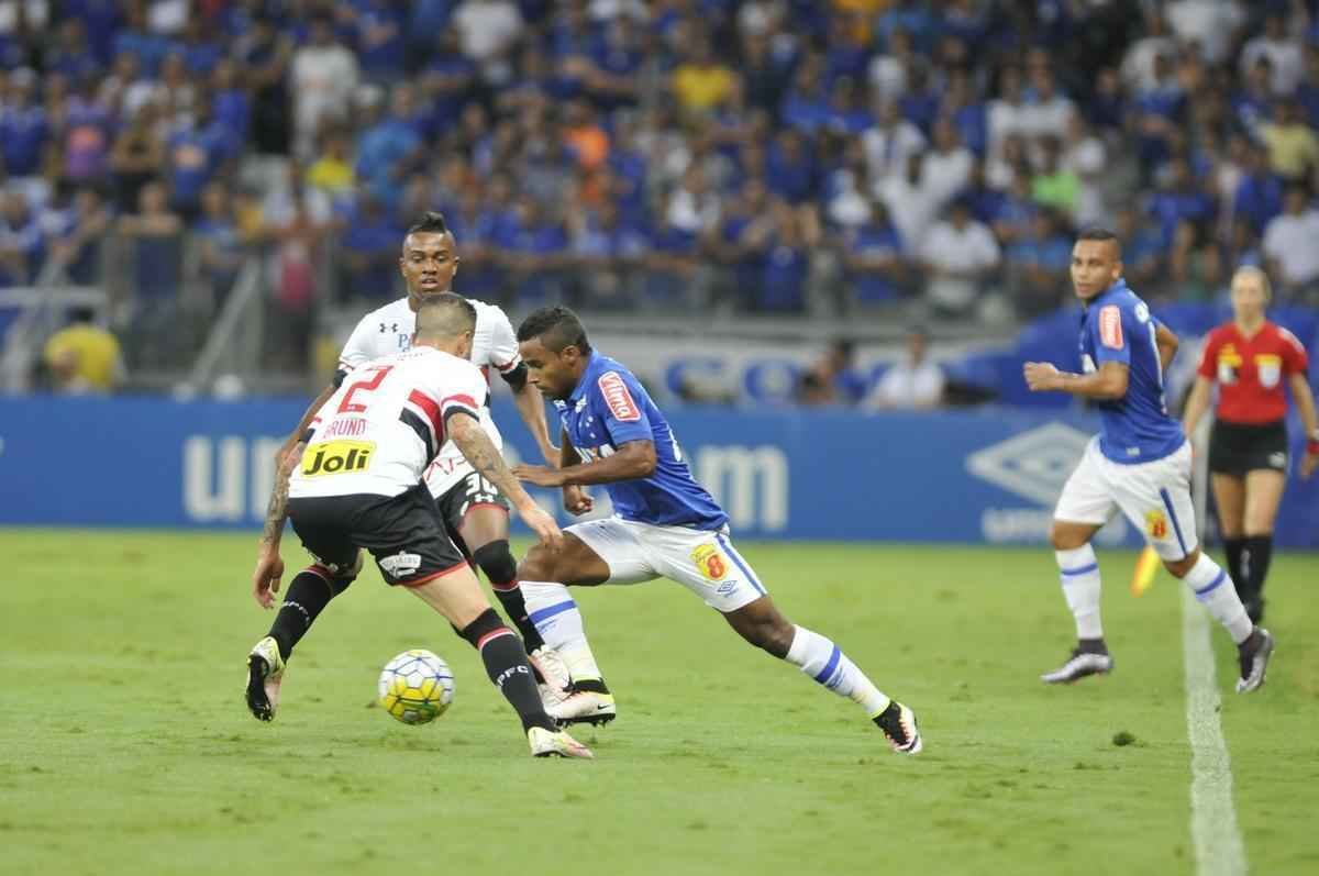 Imagens do jogo entre Cruzeiro e So Paulo, no Mineiro, pela sexta rodada do Campeonato Brasileiro
