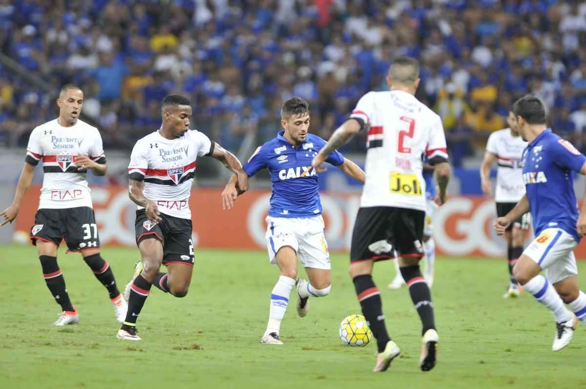 Imagens do jogo entre Cruzeiro e So Paulo, no Mineiro, pela sexta rodada do Campeonato Brasileiro