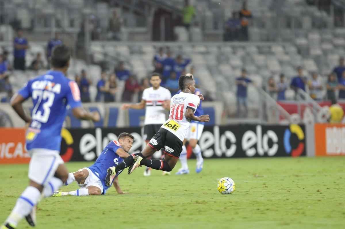 Imagens do jogo entre Cruzeiro e So Paulo, no Mineiro, pela sexta rodada do Campeonato Brasileiro