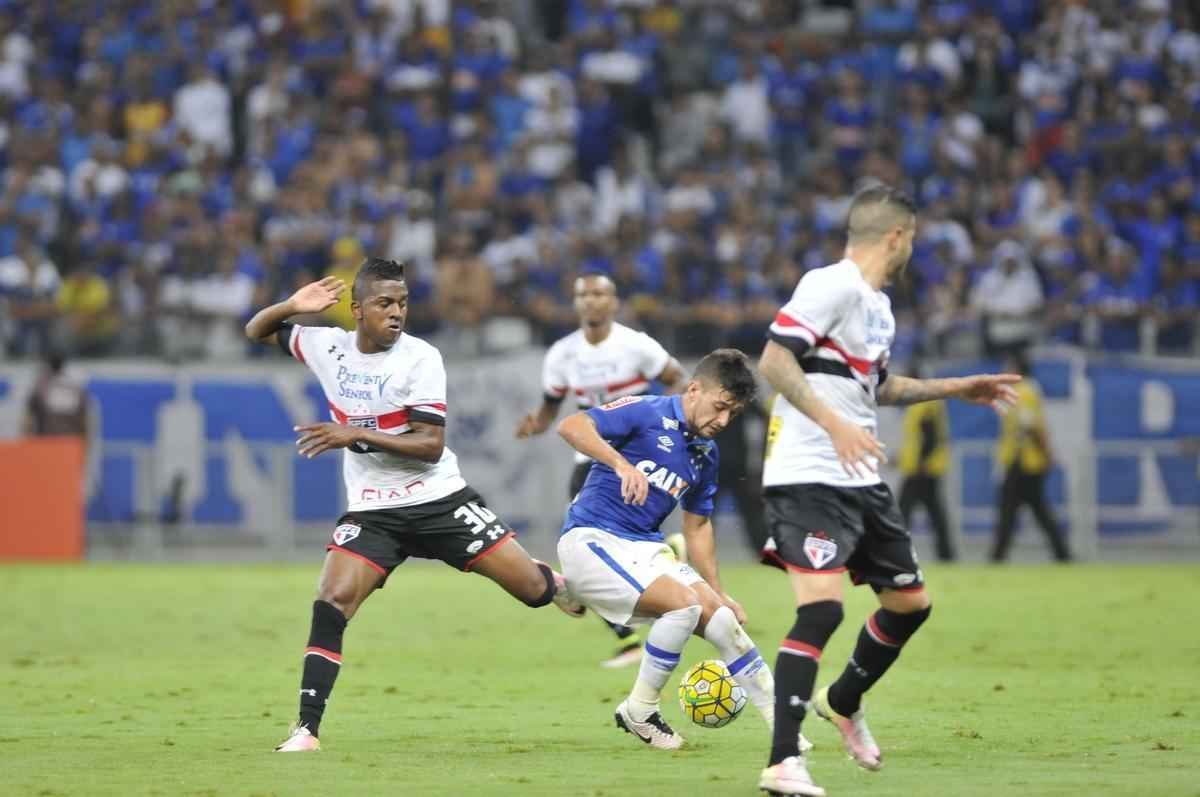 Imagens do jogo entre Cruzeiro e So Paulo, no Mineiro, pela sexta rodada do Campeonato Brasileiro