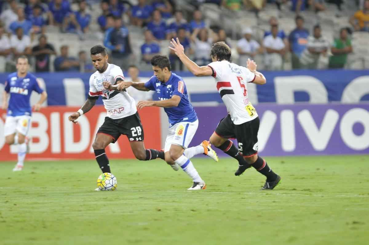 Imagens do jogo entre Cruzeiro e So Paulo, no Mineiro, pela sexta rodada do Campeonato Brasileiro