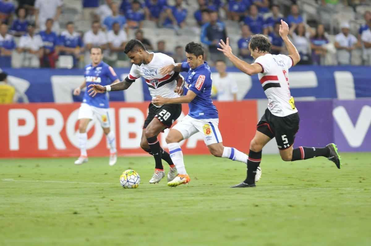 Imagens do jogo entre Cruzeiro e So Paulo, no Mineiro, pela sexta rodada do Campeonato Brasileiro