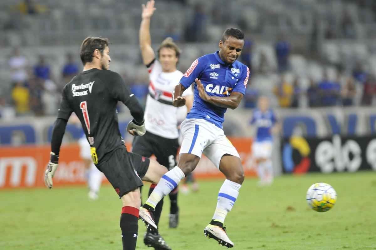 Imagens do jogo entre Cruzeiro e So Paulo, no Mineiro, pela sexta rodada do Campeonato Brasileiro