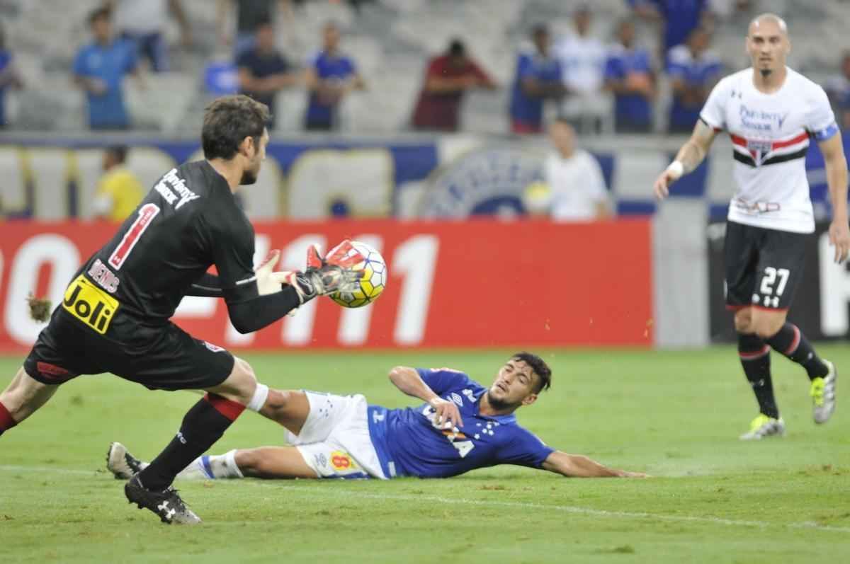 Imagens do jogo entre Cruzeiro e So Paulo, no Mineiro, pela sexta rodada do Campeonato Brasileiro