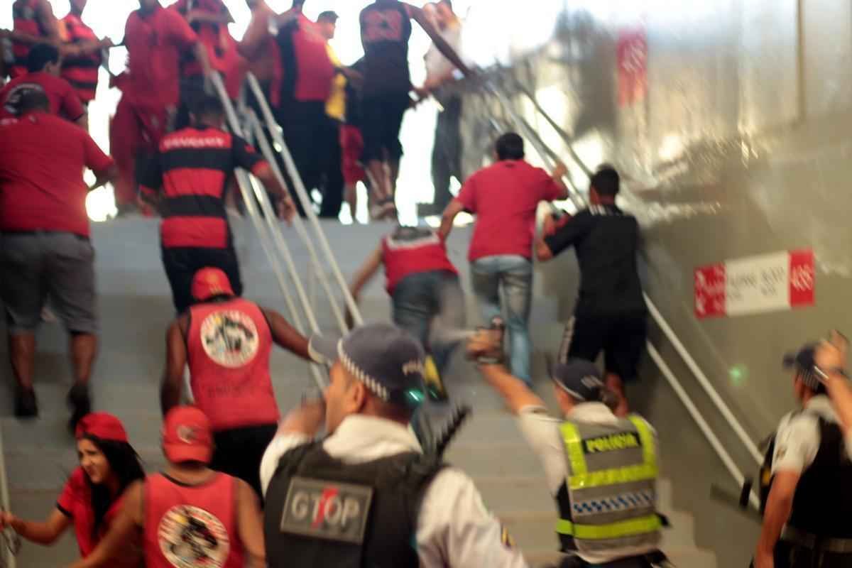 Parte da torcida foge aps briga no estdio
