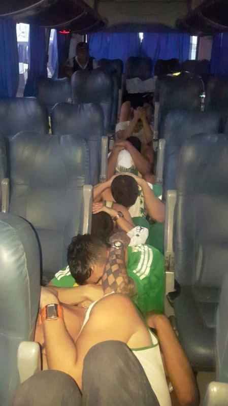 Torcedores do Palmeiras so detidos em nibus