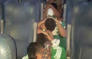 Torcedores do Palmeiras so detidos em nibus