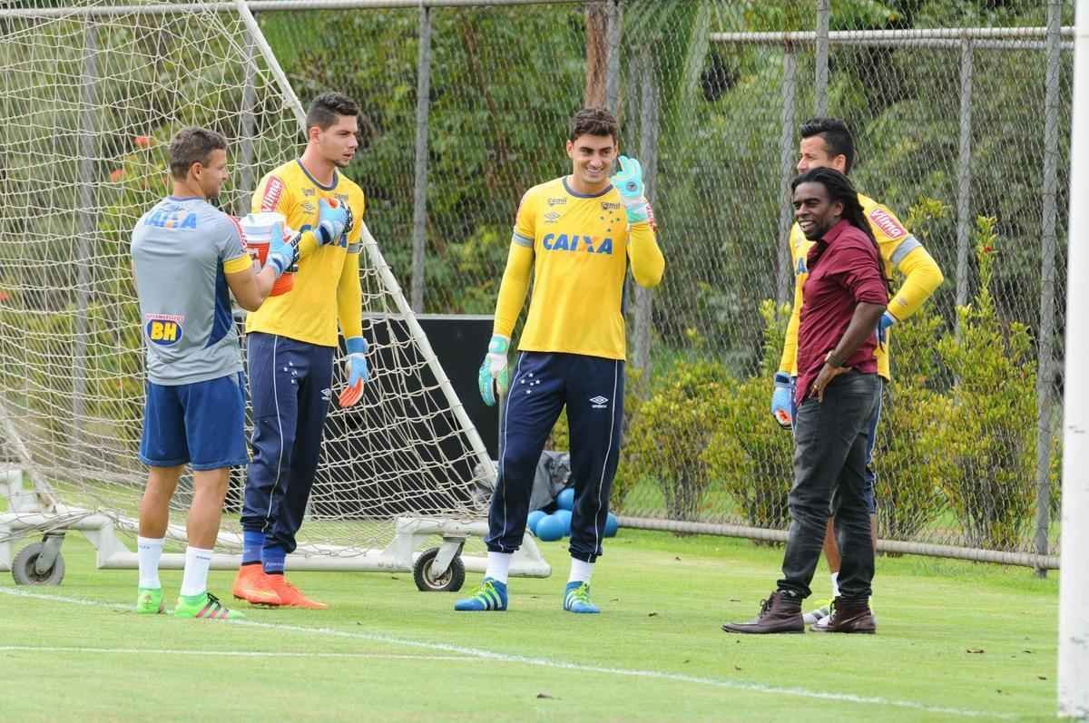 Tinga esteve na Toca da Raposa II e cumprimentou antigos companheiros e torcedores do Cruzeiro