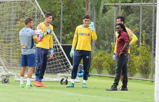 Tinga esteve na Toca da Raposa II e cumprimentou antigos companheiros e torcedores do Cruzeiro