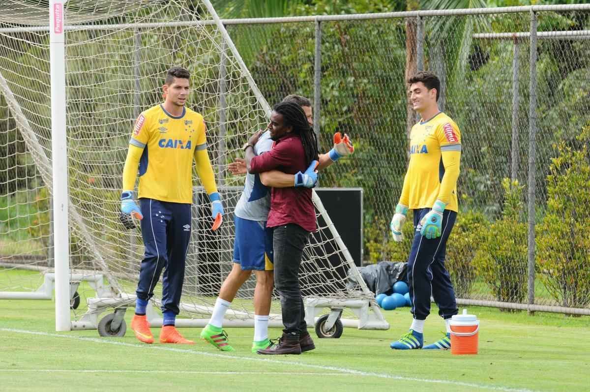 Tinga esteve na Toca da Raposa II e cumprimentou antigos companheiros e torcedores do Cruzeiro