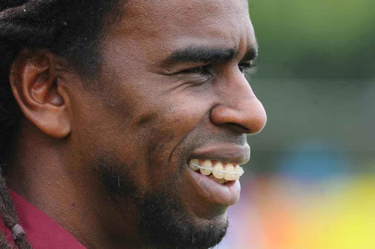 Tinga esteve na Toca da Raposa II e cumprimentou antigos companheiros e torcedores do Cruzeiro