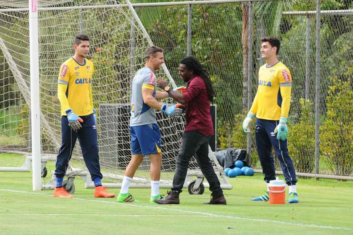 Tinga esteve na Toca da Raposa II e cumprimentou antigos companheiros e torcedores do Cruzeiro