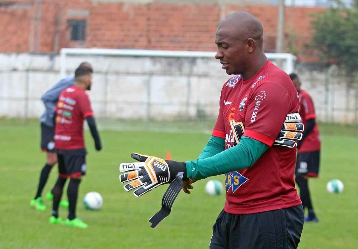Estevam Soares foi apresentado e j comandou o primeiro treino no Tupi