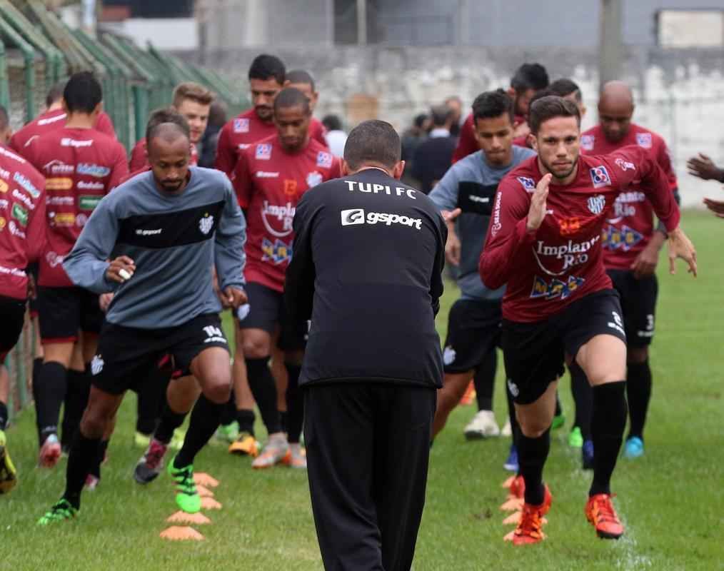 Estevam Soares foi apresentado e j comandou o primeiro treino no Tupi