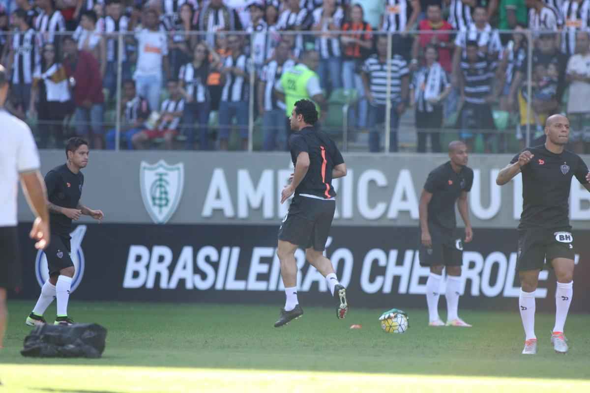 Atacante Fred durante o aquecimento para o clssico contra o Cruzeiro, no Independncia