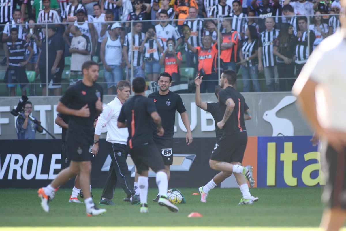 Atacante Fred durante o aquecimento para o clssico contra o Cruzeiro, no Independncia