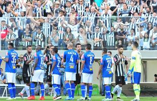 Fred cumprimentou os jogadores do Cruzeiro e, depois, foi saudado pela torcida atleticana
