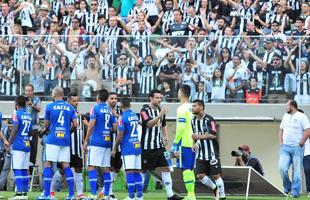 Fred cumprimentou os jogadores do Cruzeiro e, depois, foi saudado pela torcida atleticana