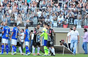 Fred cumprimentou os jogadores do Cruzeiro e, depois, foi saudado pela torcida atleticana