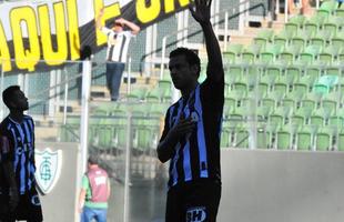 Fred cumprimentou os jogadores do Cruzeiro e, depois, foi saudado pela torcida atleticana