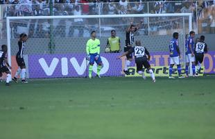 Fred comemora gol de falta marcado pelo volante Rafael Carioca, aos 13 minutos