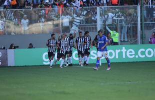 Fred comemora gol de falta marcado pelo volante Rafael Carioca, aos 13 minutos
