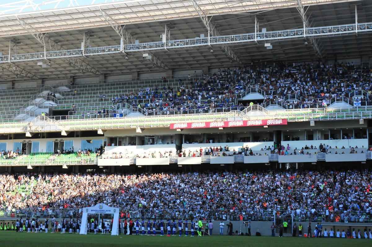 Entrada dos times em campo e execuo do Hino Nacional Brasileiro no Independncia