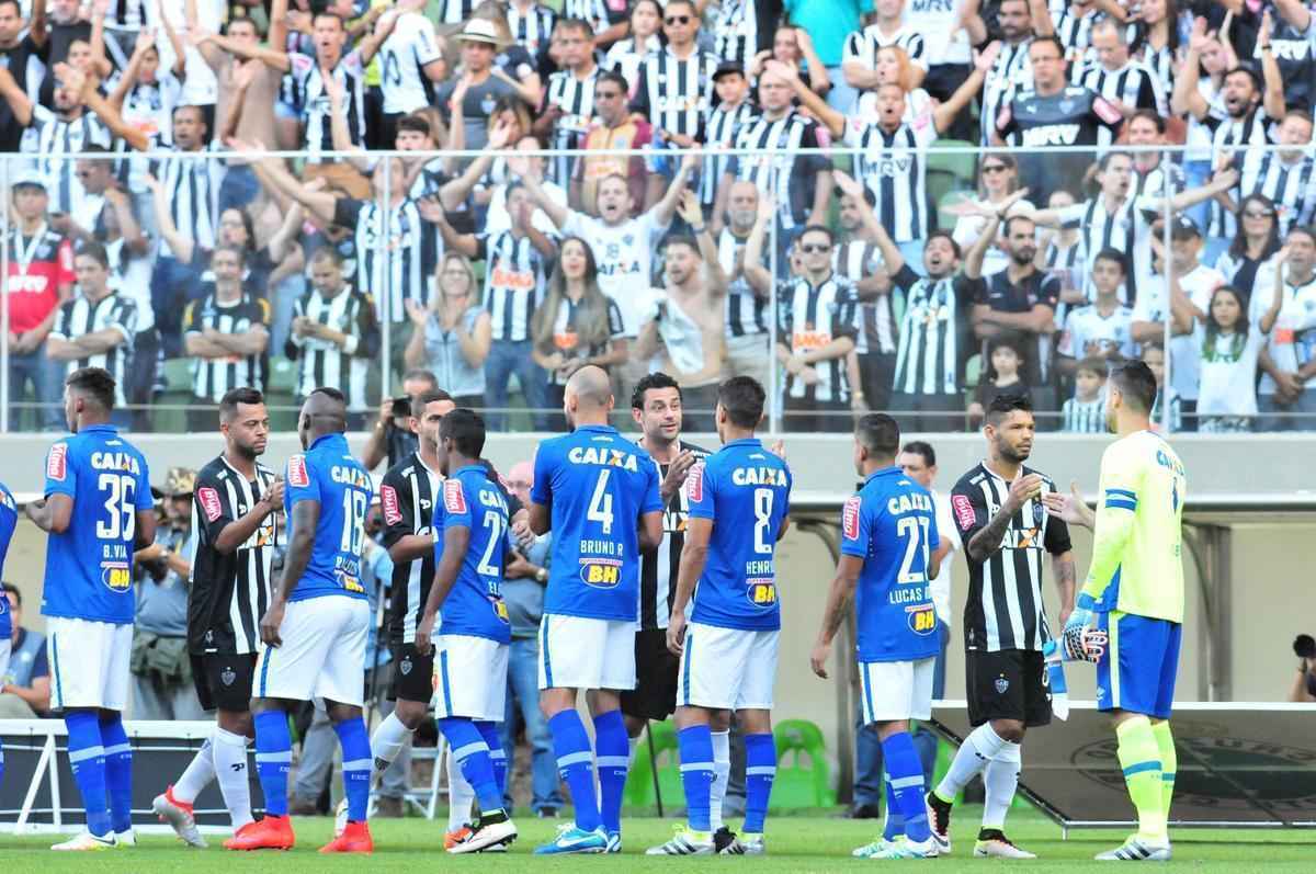 Entrada dos times em campo e execuo do Hino Nacional Brasileiro no Independncia